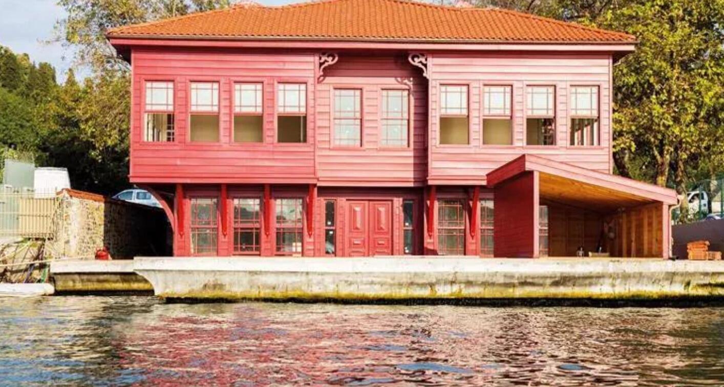 Het karakteristieke rode landhuis van de Bosporus werd verkocht voor 200 miljoen lira