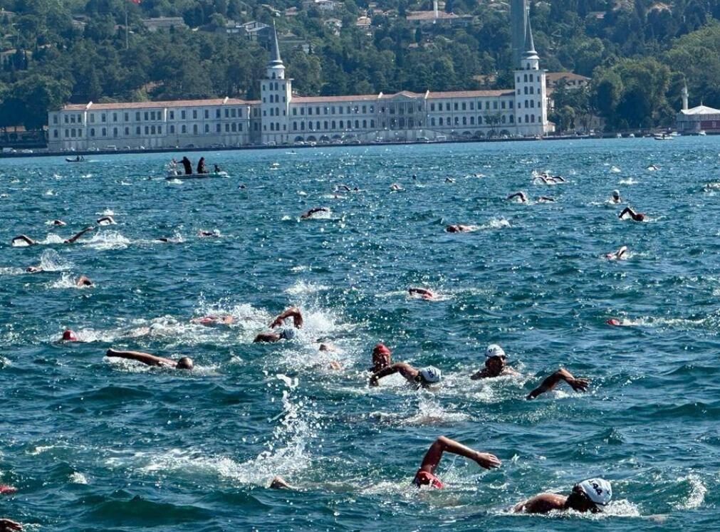 35e editie van de cross-continentale zwemrace gehouden in de Bosporus