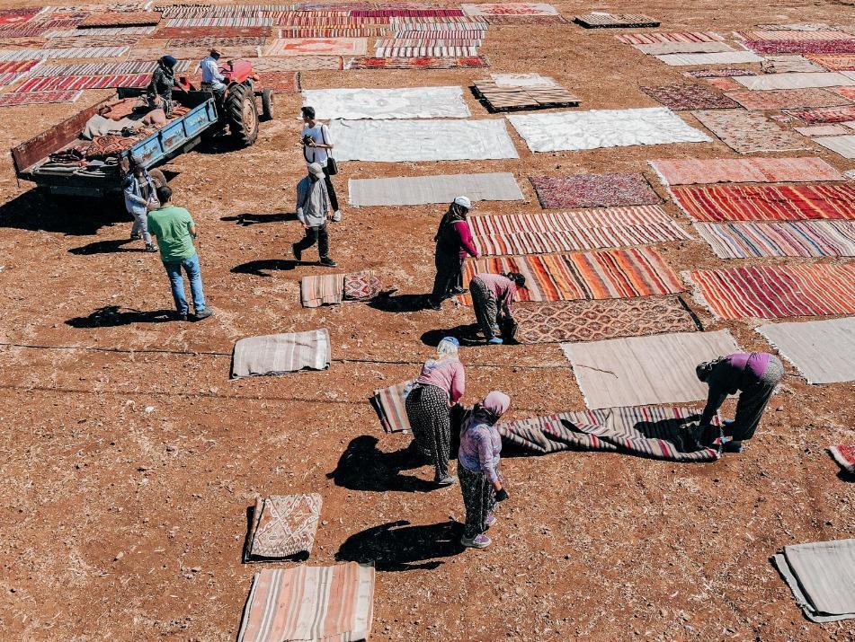 De lokale bevolking start met de 'tapijtoogst' na maandenlange restauratie