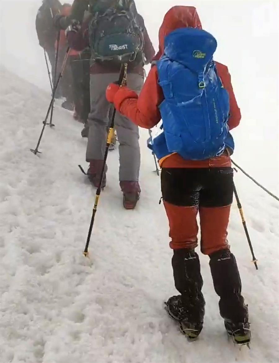 Klimmers bereiken de top van de berg Ağrı onder moeilijke omstandigheden