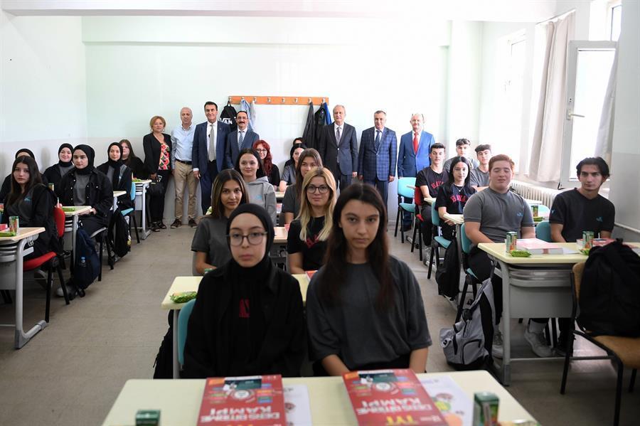 Türkiye ziet een stijging van het aantal afgestudeerden van de middelbare school onder jongvolwassenen: rapport