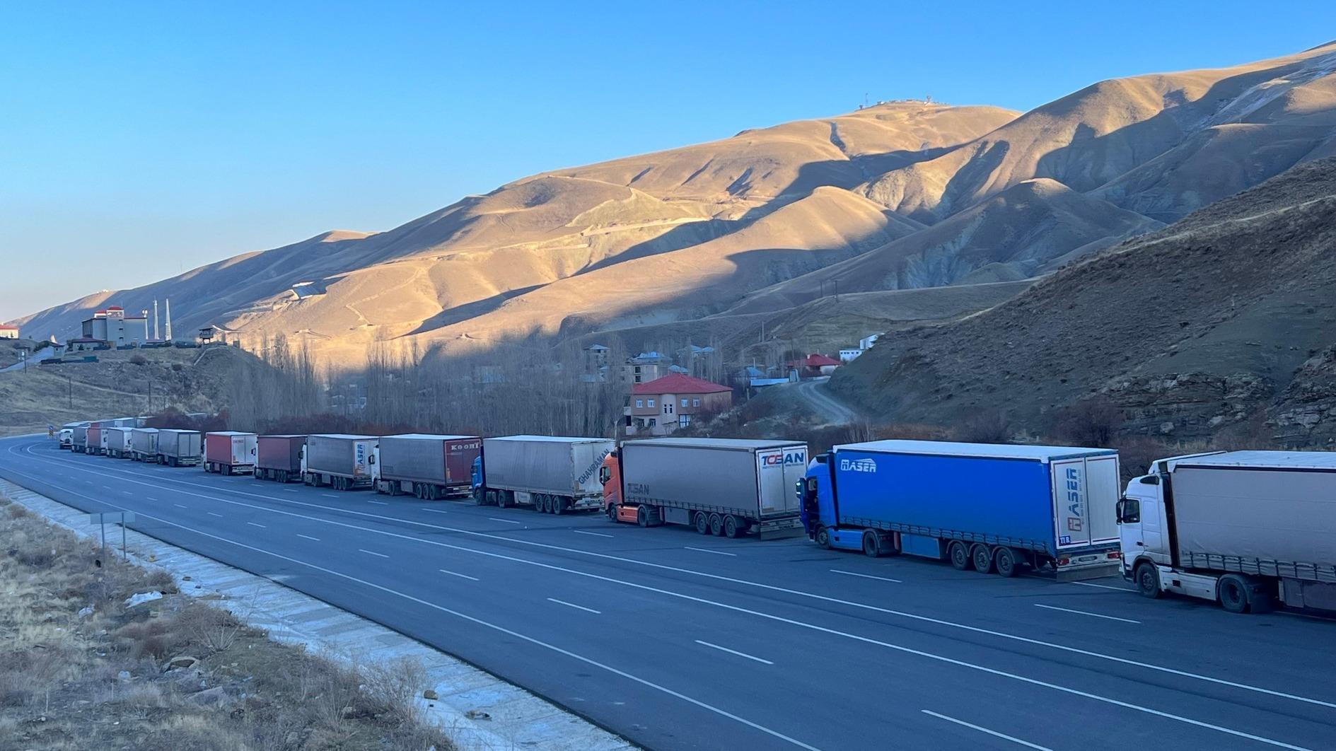 De wachtrij voor vrachtwagens bij de grens tussen Türkiye en Iran bedraagt ​​10 kilometer