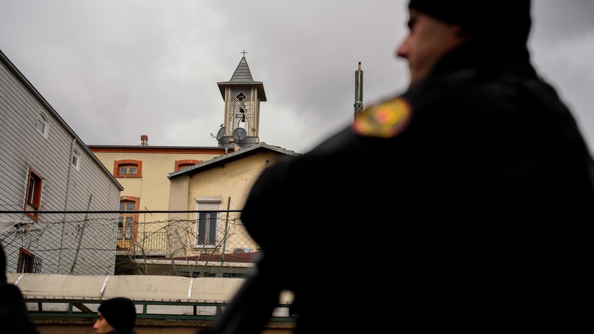Onderzoek naar de aanval op de kerk duidt op een ongebruikelijk patroon van ISIS: Yerlikaya