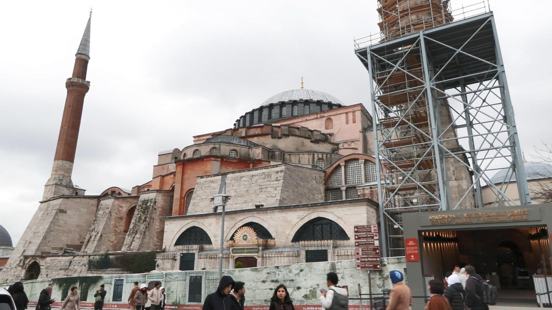 Er wordt gewerkt aan de restauratie van de minaret in de Hagia Sophia