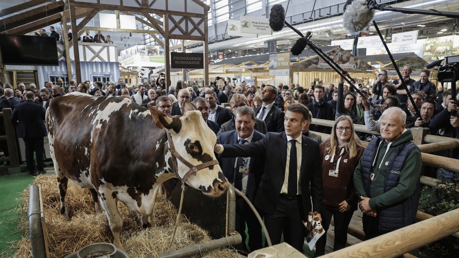 Franse president Macron uitgejouwd door Franse boeren