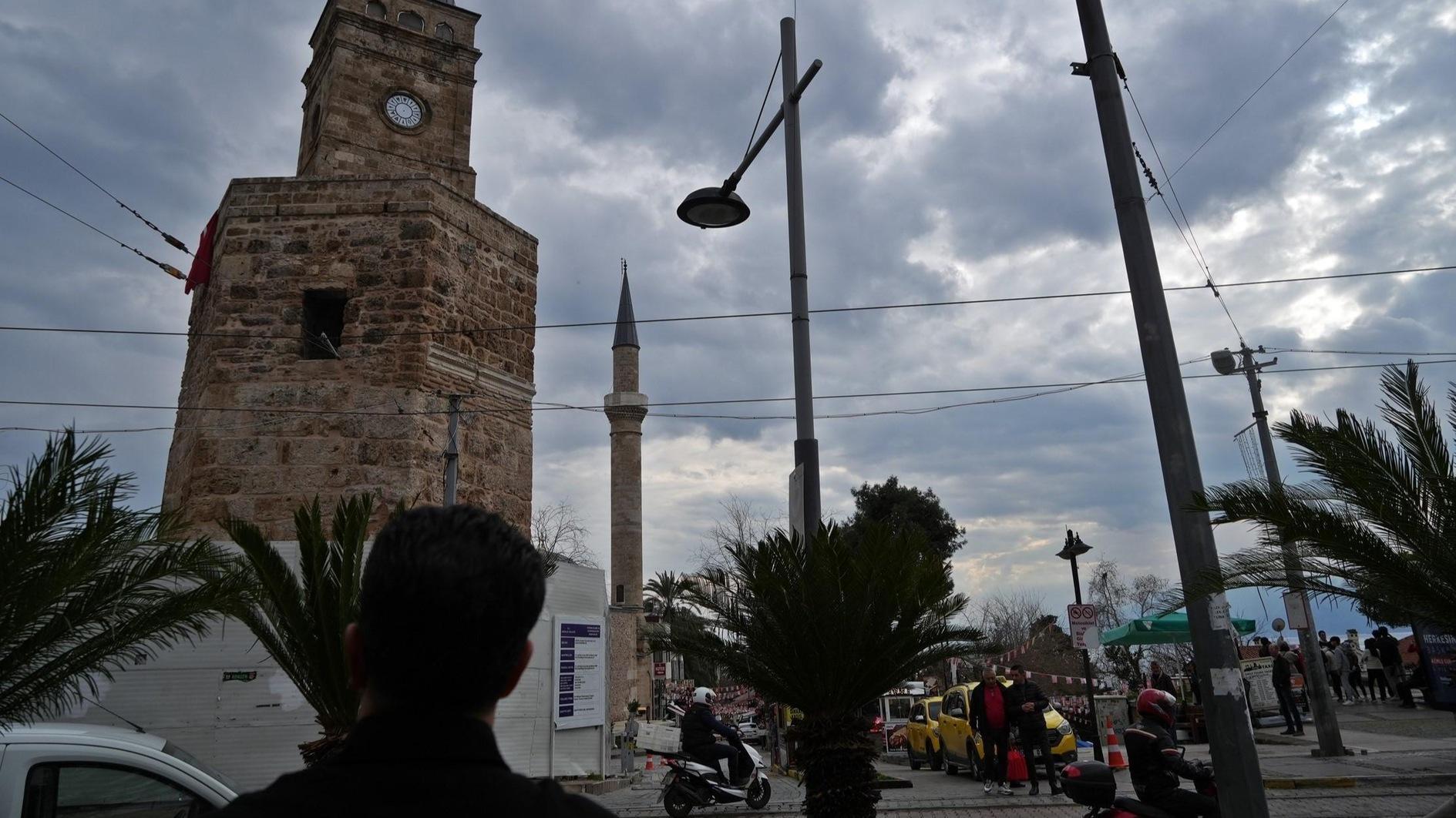 Historische klokreplica geïnstalleerd bij de beroemde toren van Antalya