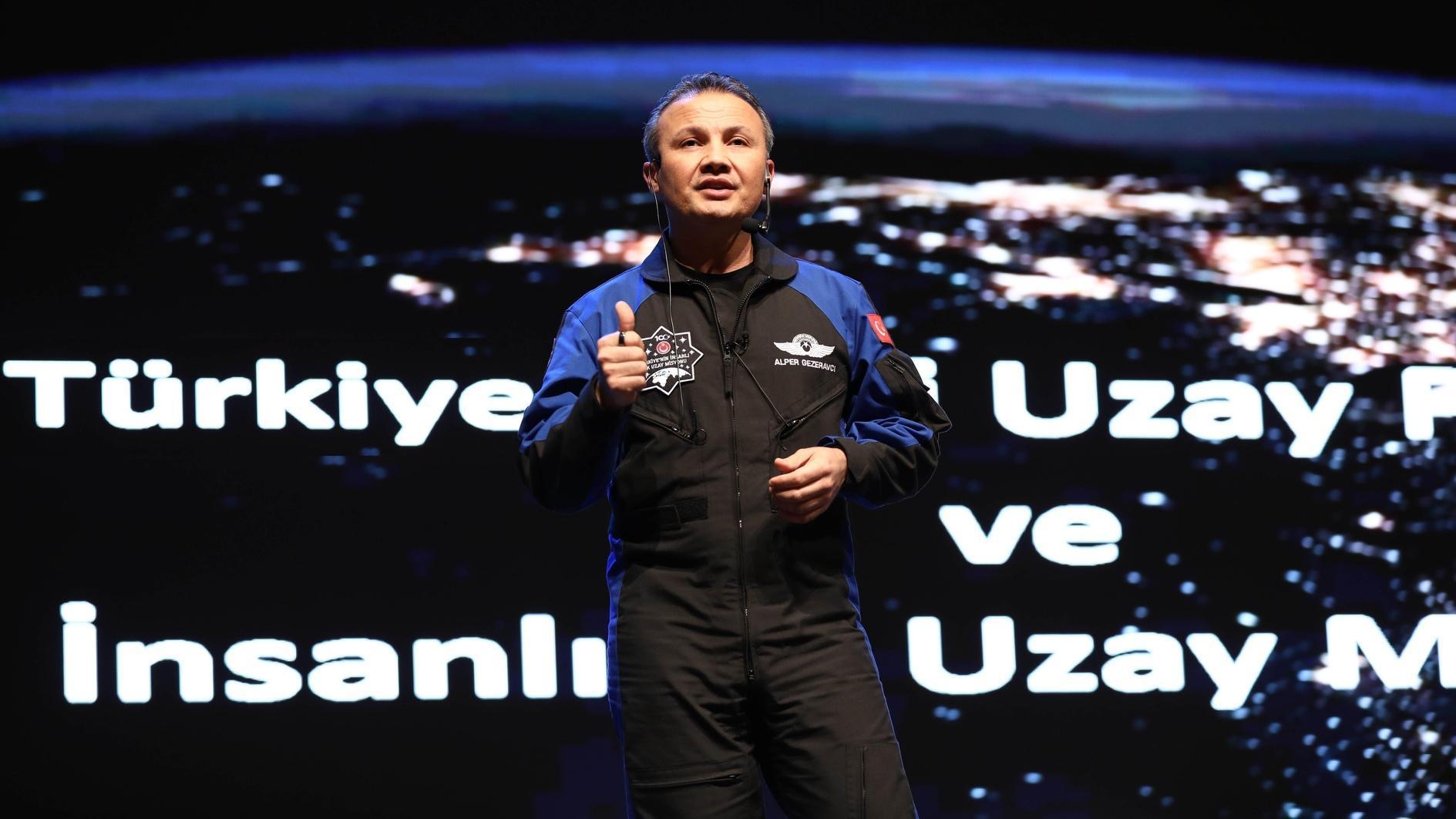 Türkiyes eerste astronaut Gezeravcı die lesgeeft aan İTÜ
