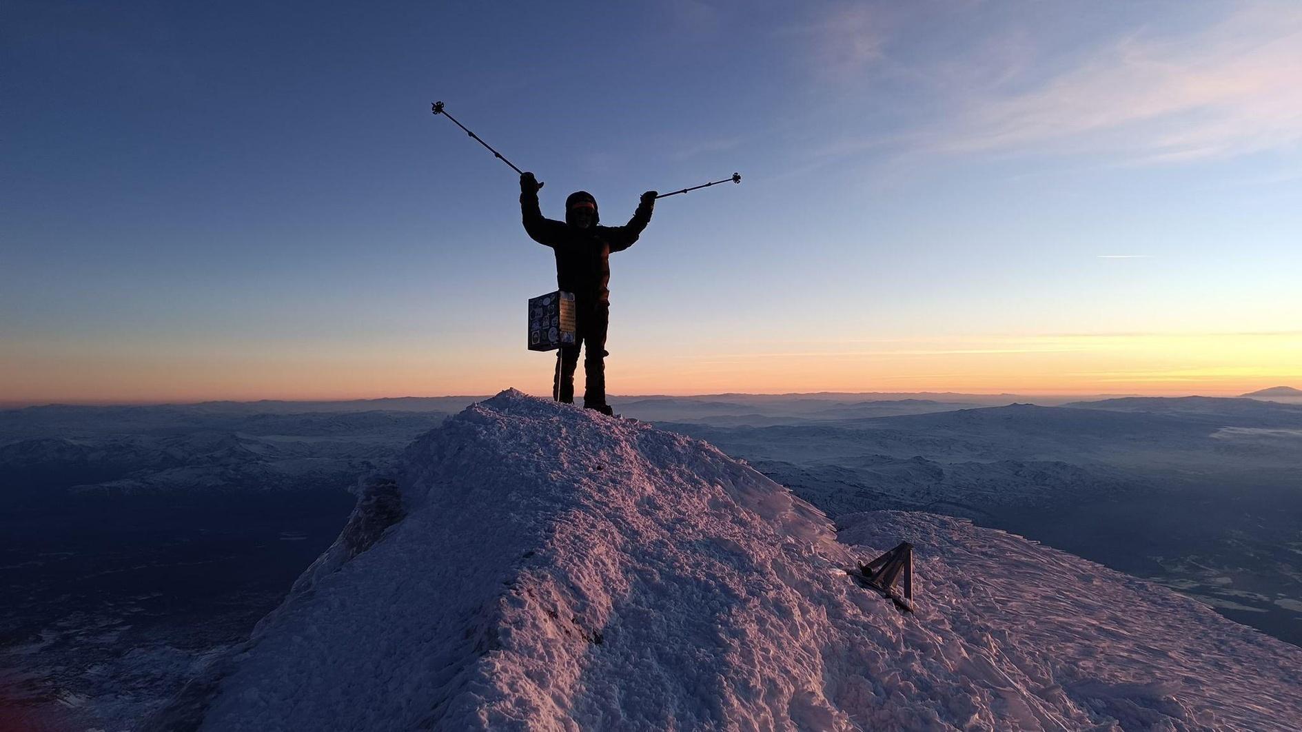 Twee bergbeklimmers trotseren het winterweer om de top van de berg Ağrı te beklimmen