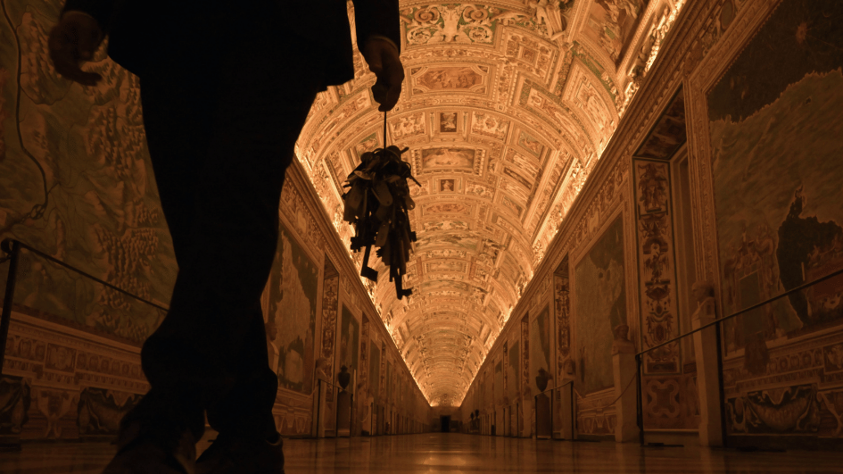 Voor zonsopgang in de Vaticaanse Musea ontsluit de sleutelbewaarder de geschiedenis