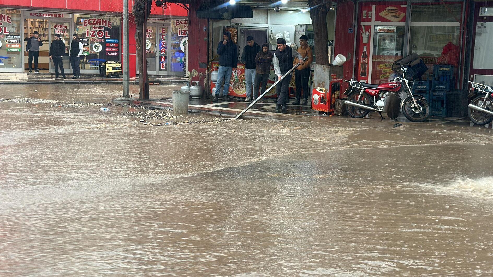 Zware regenval leidt tot sluiting van scholen in Şanlıurfa