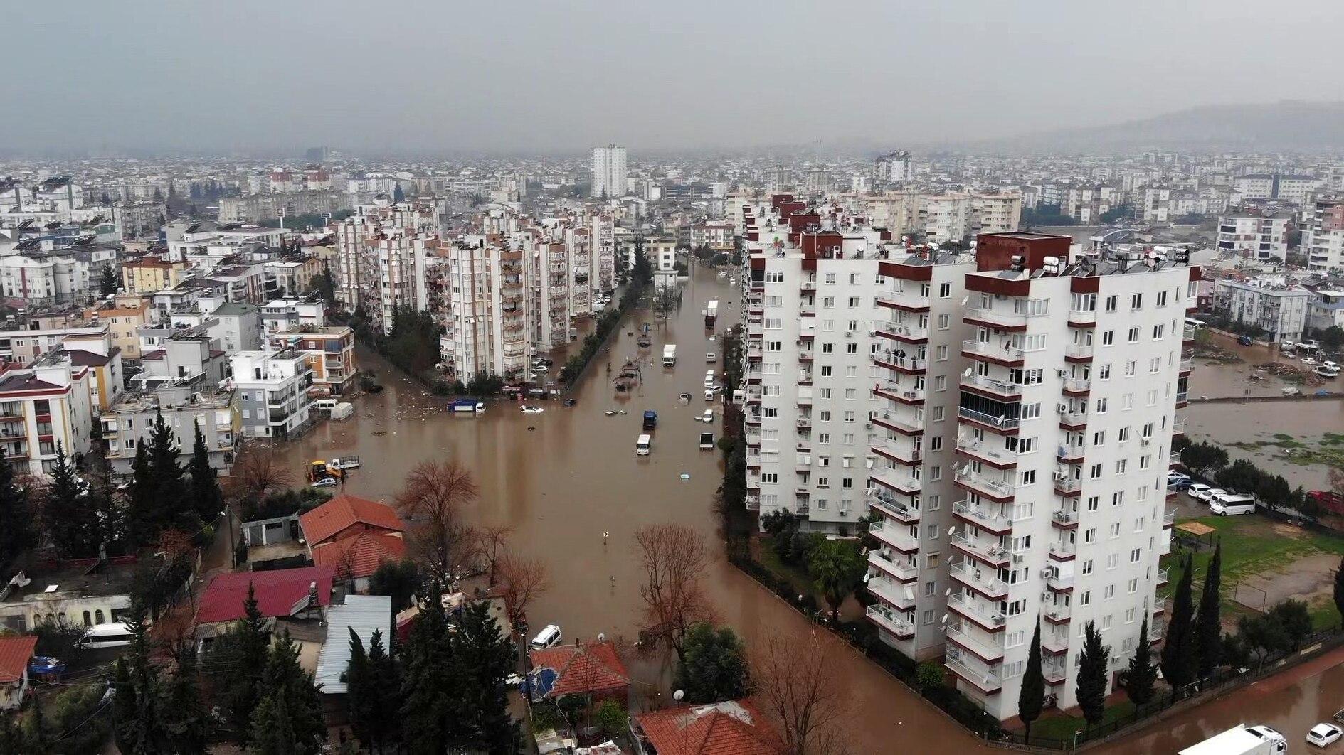 Zware regenval veroorzaakt overstromingen, waarbij één dode valt in Antalya
