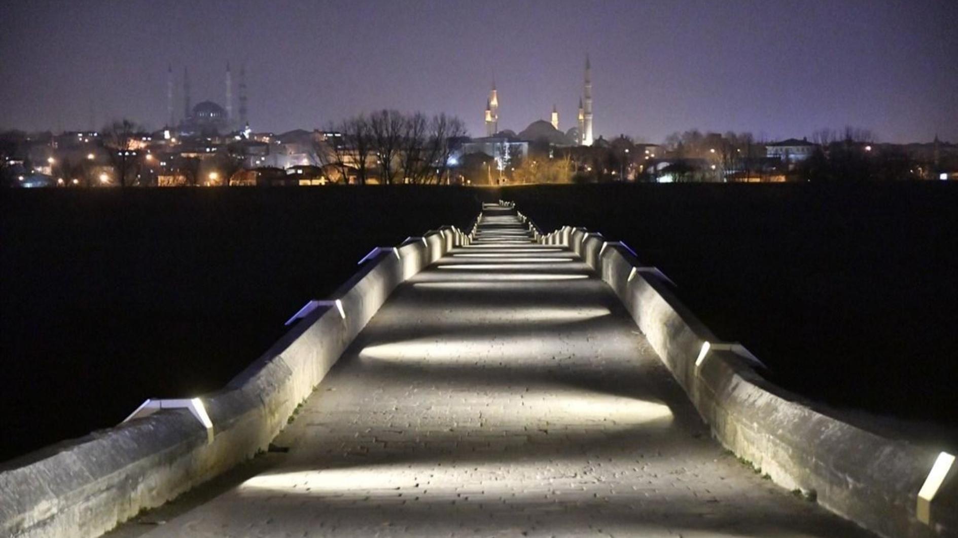Edirne initieert verlichting op zonne-energie voor historische bruggen