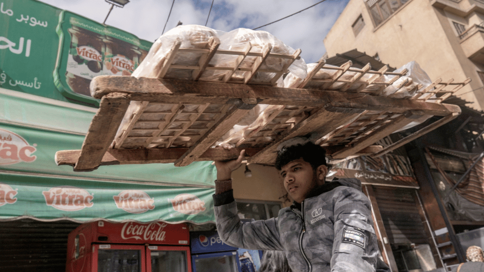 Egypte laat een pond zweven, wat ertoe leidt dat het meer dan een derde van zijn waarde verliest