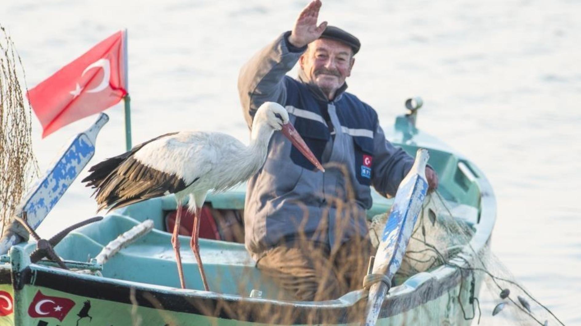 Ooievaar en visser verenigen zich al 13 jaar op rij in Bursa