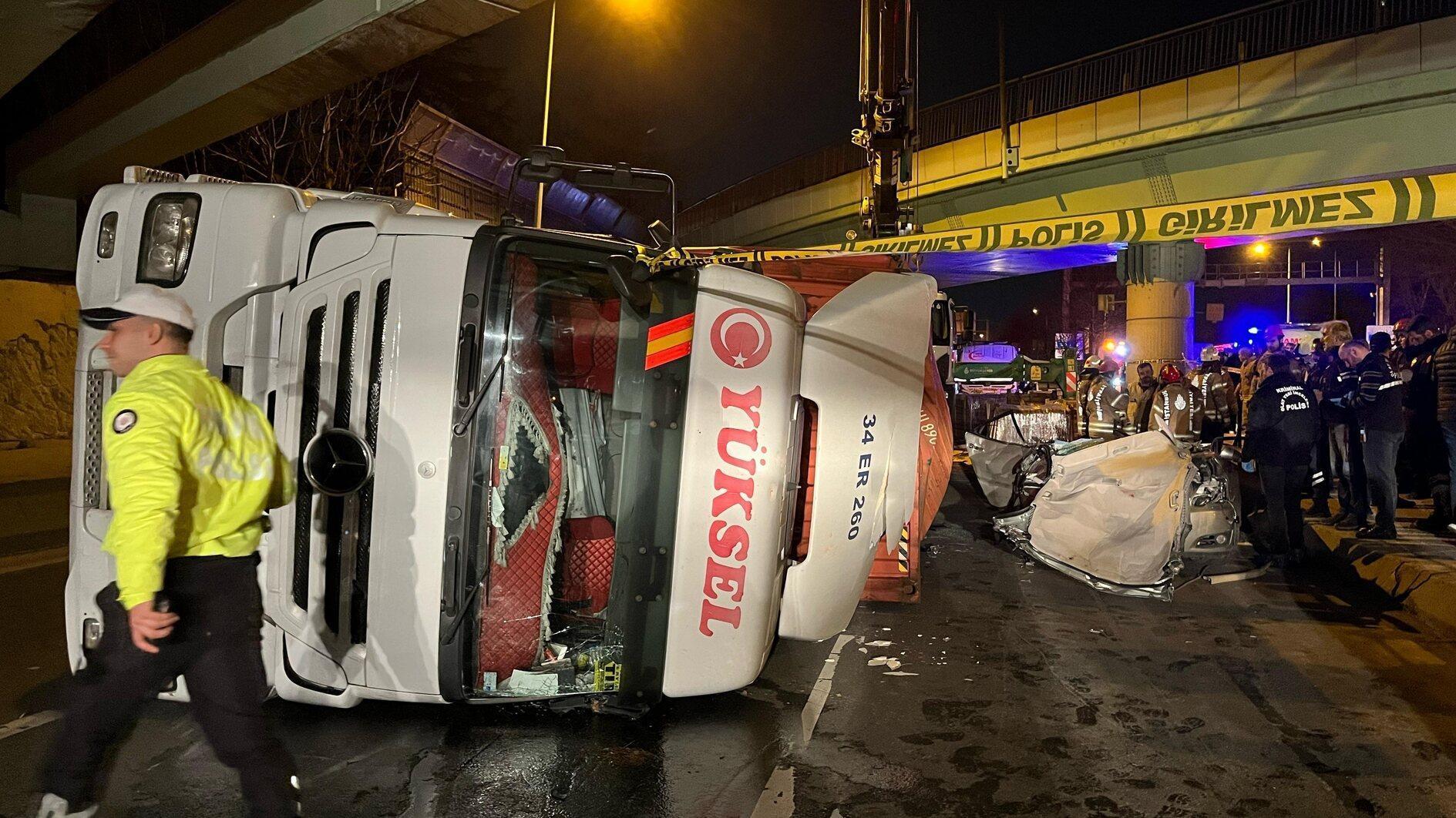 Vrachtwagen kantelt, waarbij 4 mensen om het leven komen bij een ongeval