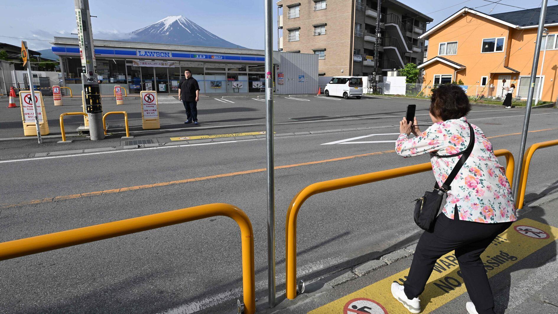 De stad Japan blokkeert het zicht op de berg Fuji