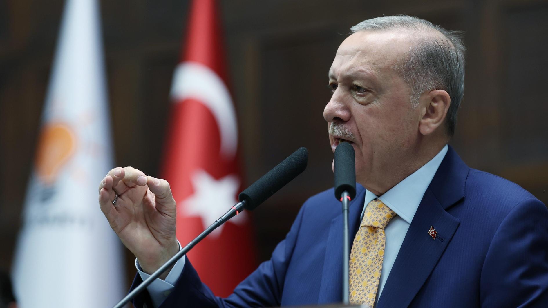 Erdoğan belooft de bureaucratische voogdij te beteugelen te midden van politieonderzoek