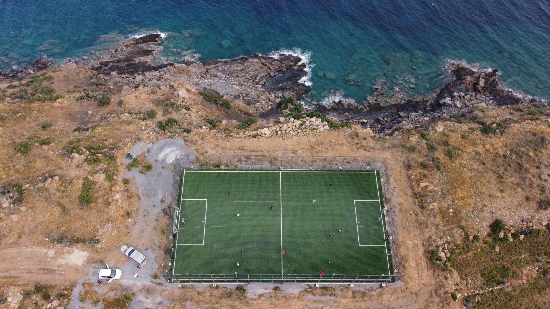 Het voetbalveld van Mersin biedt een prachtig decor voor amateurwedstrijden