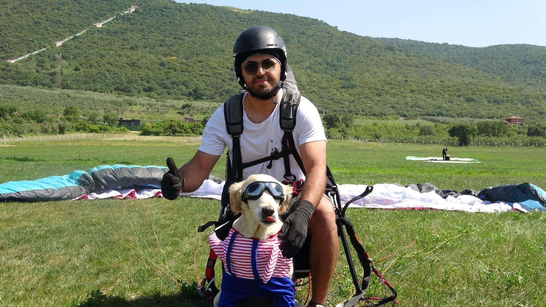 Paraglider vliegt door het land met geredde hond