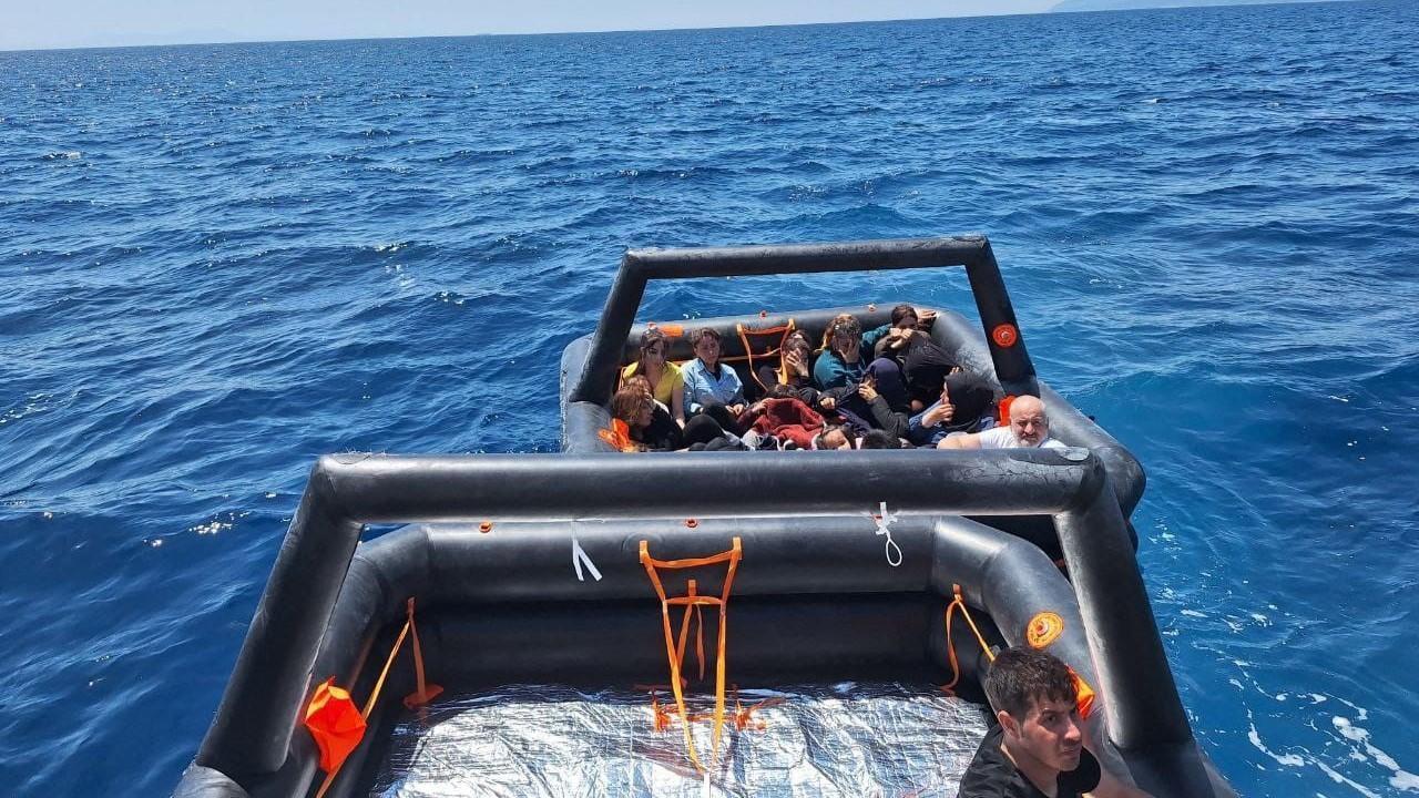 Turkse troepen redden 75 illegale migranten bij İzmir