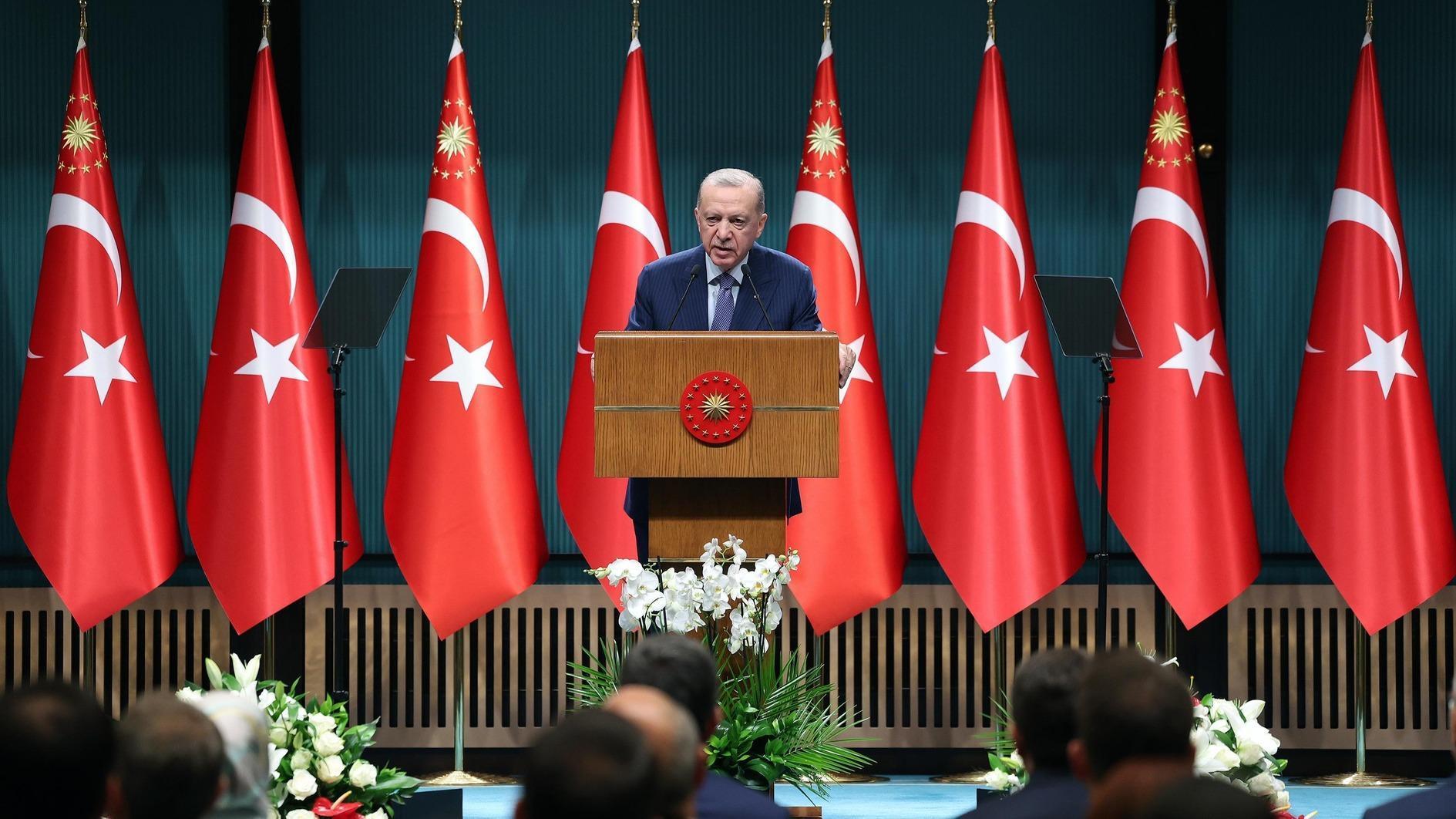 Erdoğan herhaalt zijn belofte om de inflatie tot enkele cijfers terug te brengen