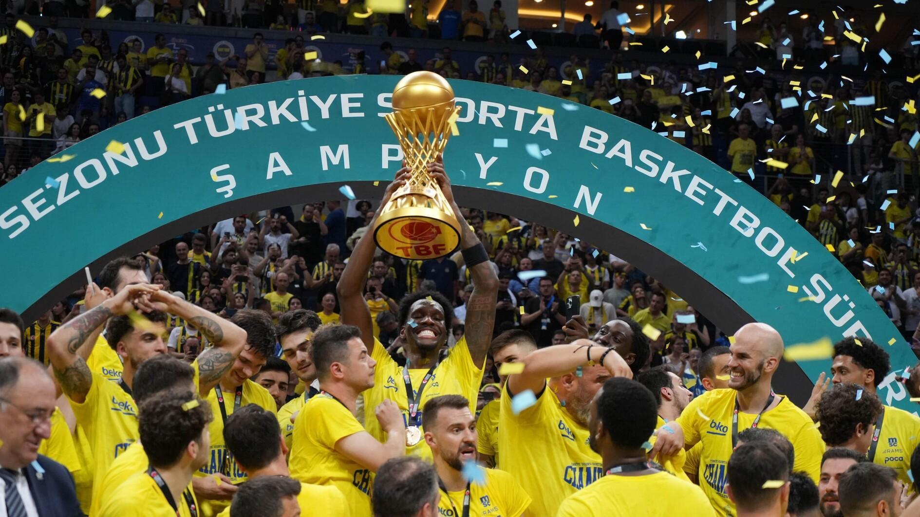 Fenerbahçe verslaat Anadolu Efes en wint zijn elfde landstitel