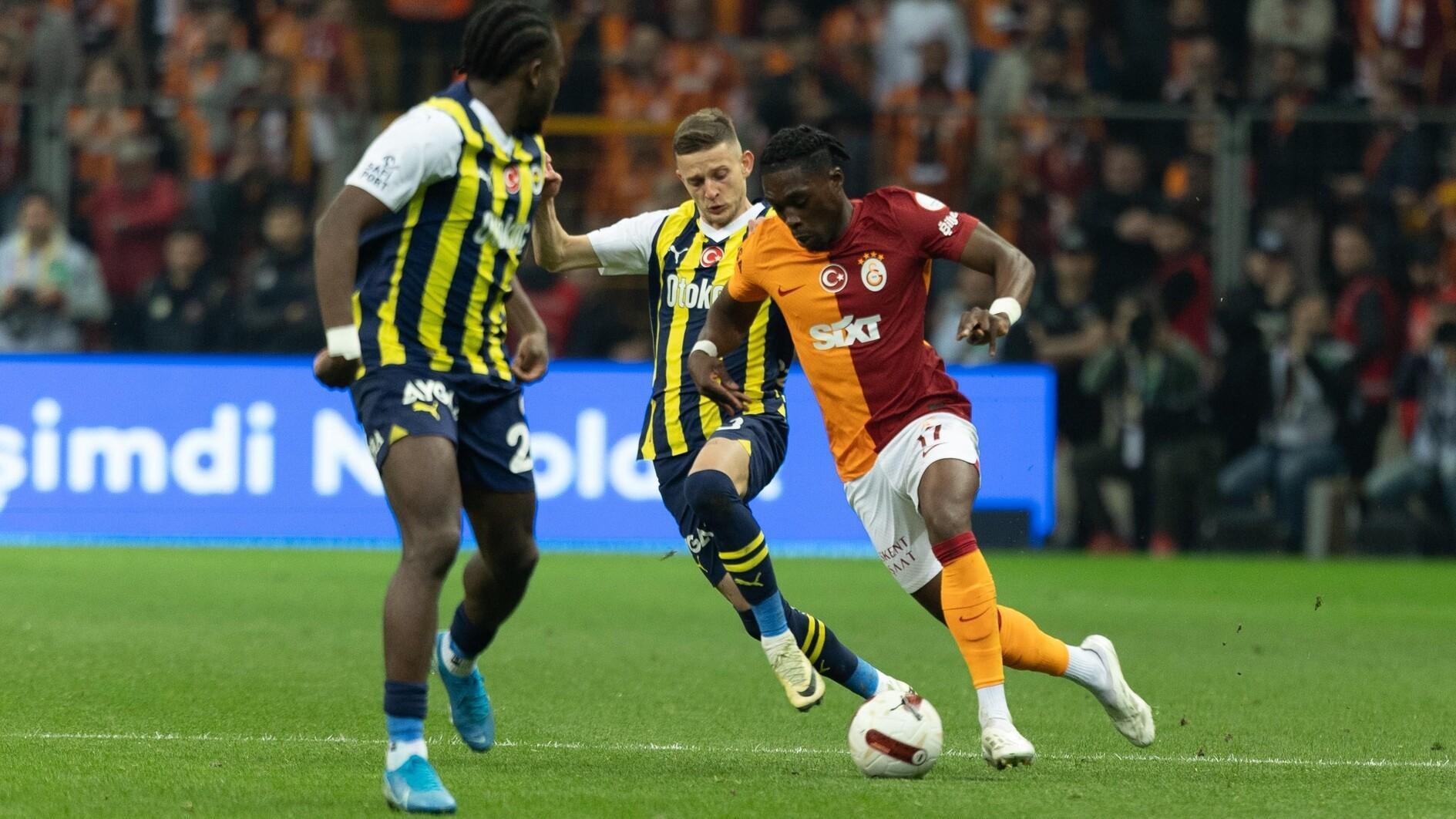 Fenerbahçe verslaat aartsrivaal en verlengt titelrace