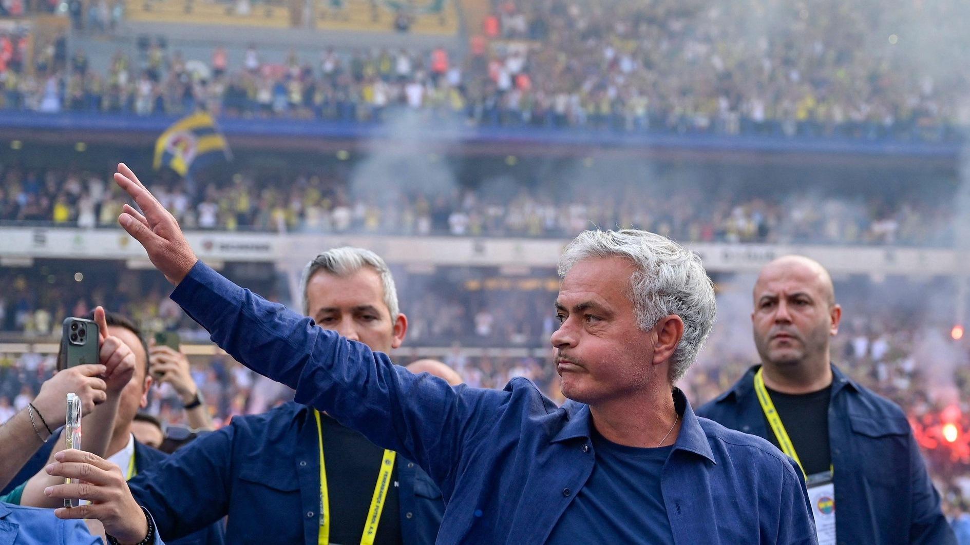 Mourinho wordt hartelijk ontvangen bij Fenerbahçe