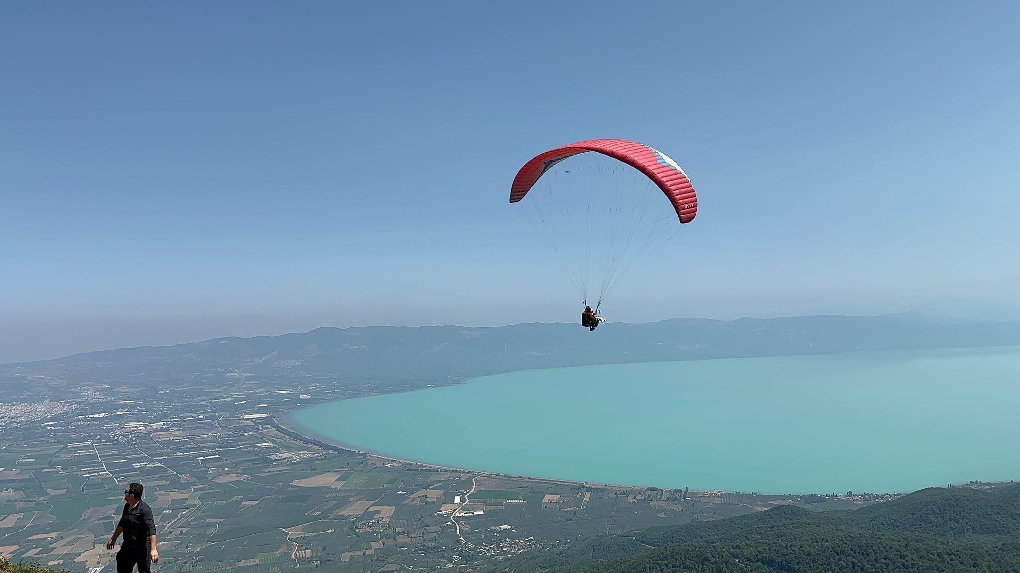 Paragliders trekken massaal naar het İznikmeer, waar het water turquoiseblauw kleurt